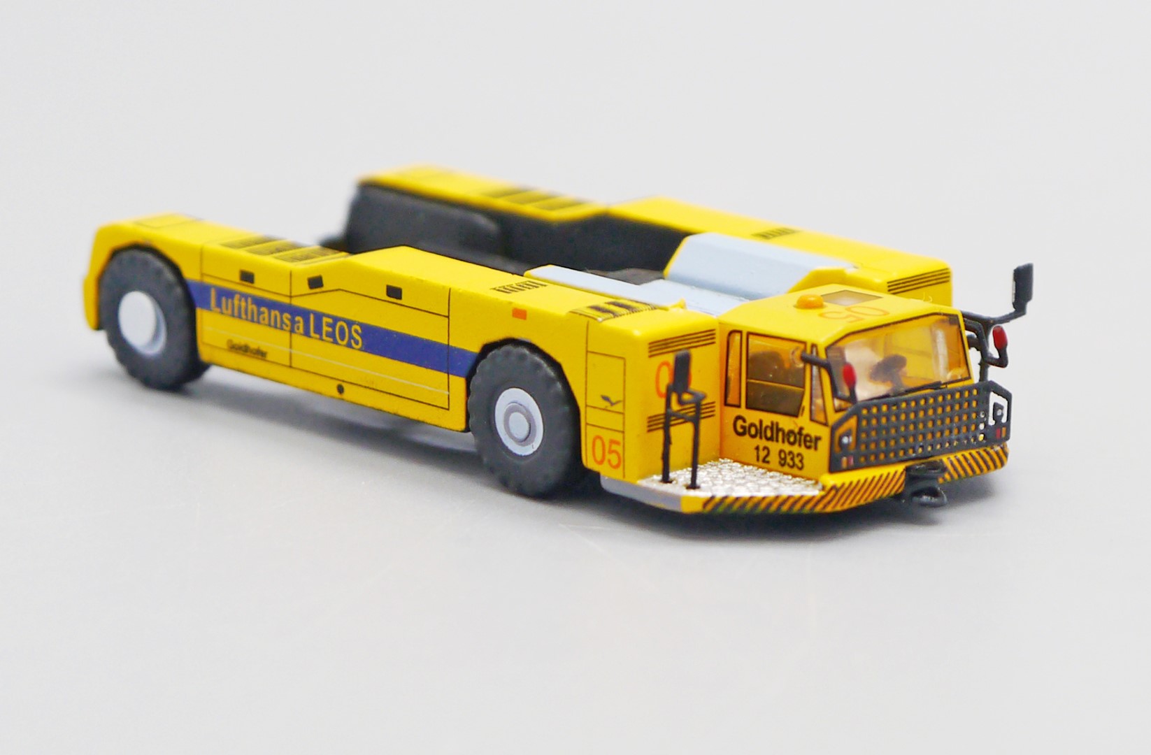 Towbarless Tractor Lufthansa 1/200