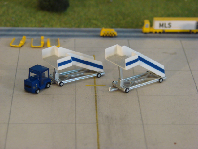 Scenix - Fluggasttreppen mit Schlepper